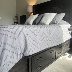 Queee Bedroom W/nightstand and Dresser With Mirror 