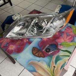 Left side headlight of a new, unused Toyota from 2007 to 2009