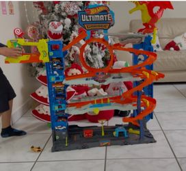 Casita de Barbie  y pista de hot weels