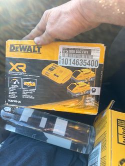 DeWalt XR 20V 8Ah Battery and Charger Kit