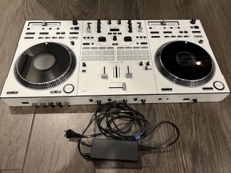 White Pioneer DDJ REV7 DJ Controller