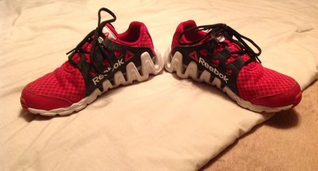 Boys Reebok Zigtech Red Cross Training Shoe Size 4.5