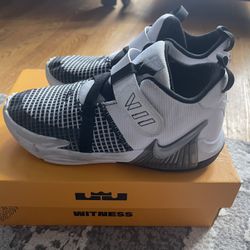 Nike Lebrone Witness Size 3Y