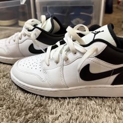 Jordan 1 Low (5.5Y) Grade School (no Box)