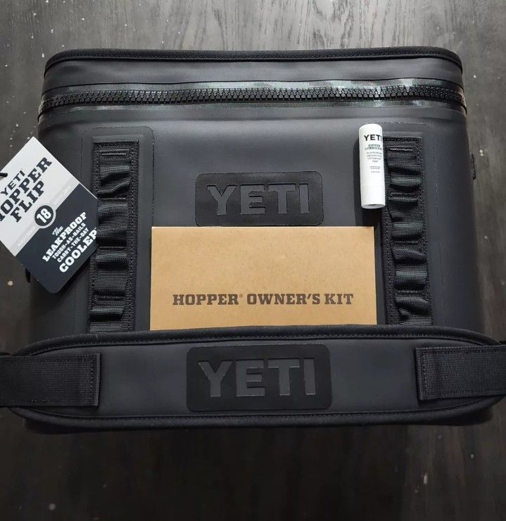 New YETI Hopper Flip 18 Portable Soft Cooler Black Model YHOPFLIP18