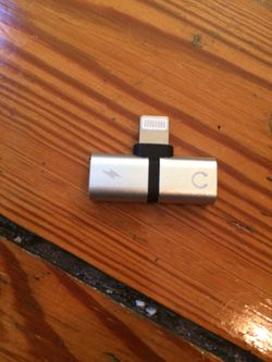 iPhone headphone port and charge at the same time