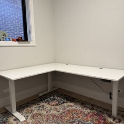 Autonomous L-shaped Office Table 