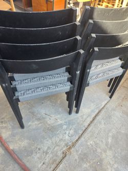 8. Sillas negras para restaurante o para exterior