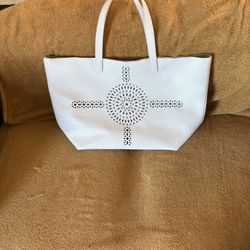 BIG WHITE PURSE LOTS OF SPACE GOOD FOR THE BEACH $10