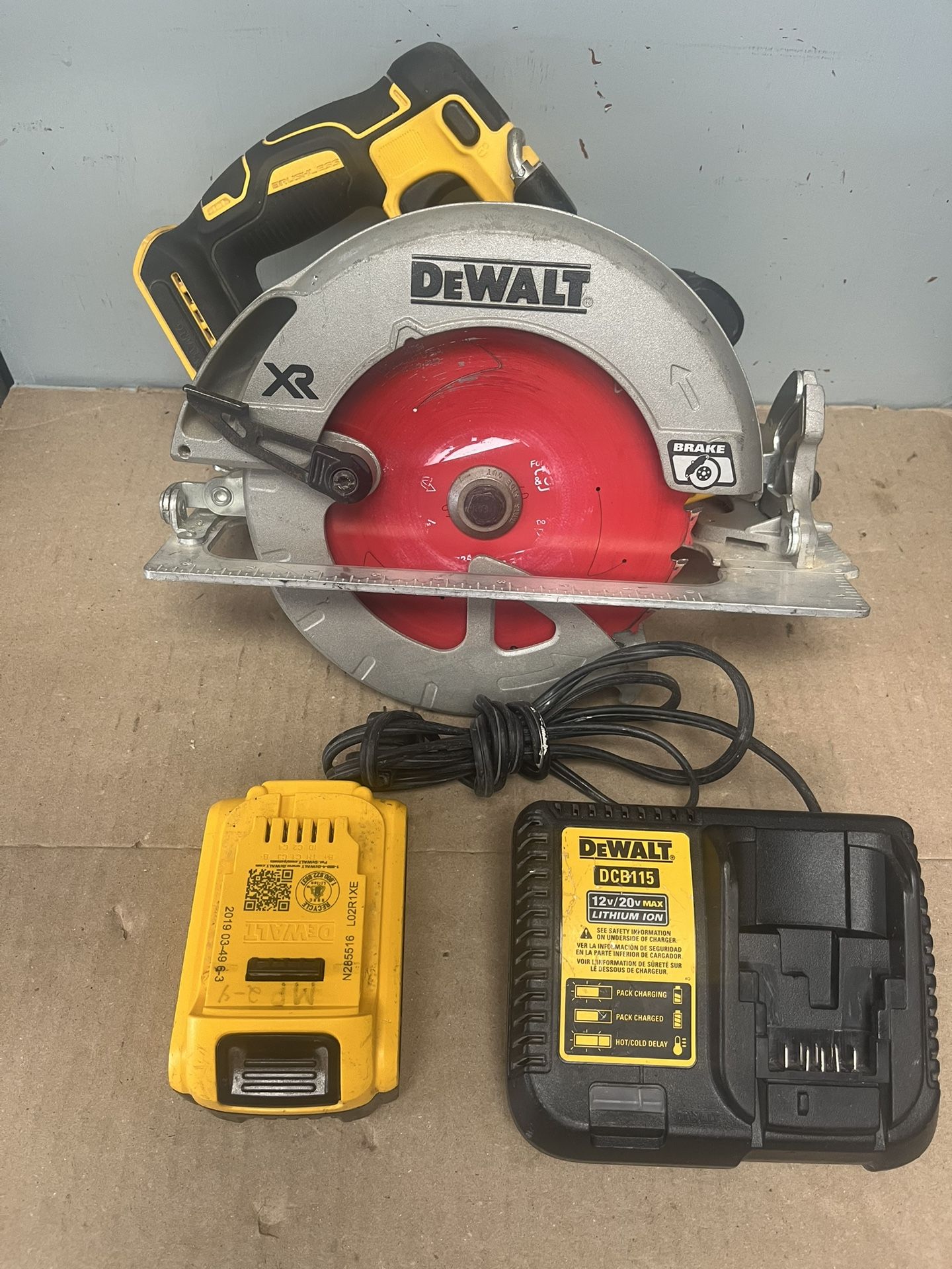 DEWALT DCS570 7-1/4 inch 20V Brushless Circular Saw W/ 4Ah XR Battery & Charger