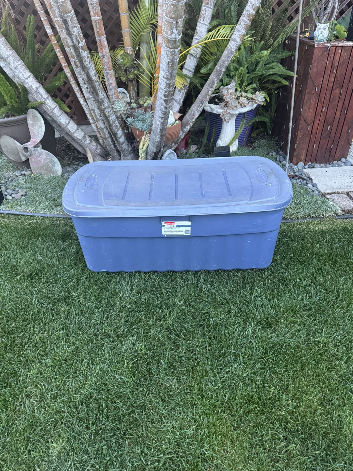 XL Roughneck by Rubbermaid 