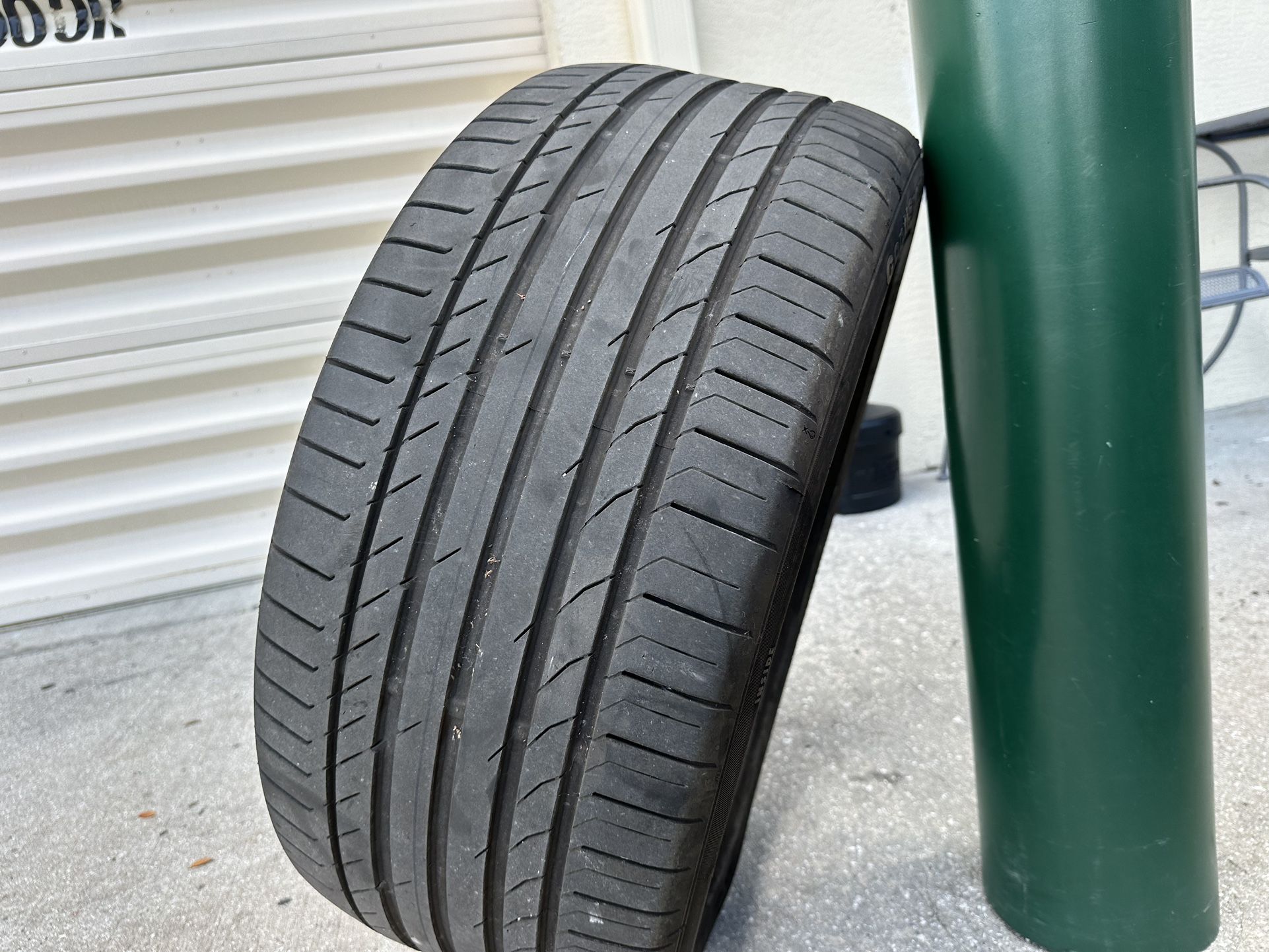 1 Tire 285/40/21 Continental 285 40 21. Over 70% Life