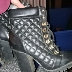 Cute Black Women's Boots Size 7. 