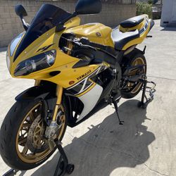  06 YAMAHA R1 LE (LIMITED EDITION) Numbered out of only 500 ever made 50th anniversary. MERCHESINI RIMS & OHLINS SUSPENSION STOCK