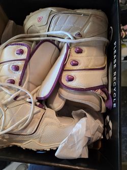 Snowboard boots