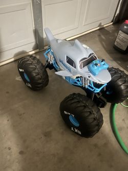 Monster Jam Megalodon (official)