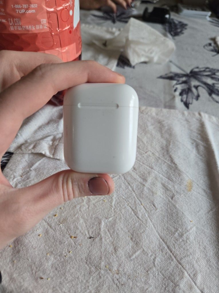 Airpods Gen 1 case (no headphones)