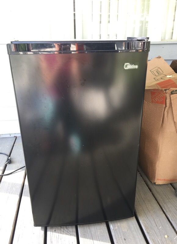 Midea 4.4 cu ft compact refrigerator