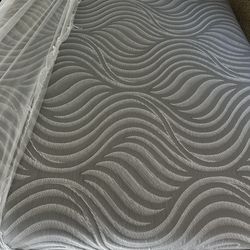 Selling Queen Sealy Posturepedic Hybrid Mattress