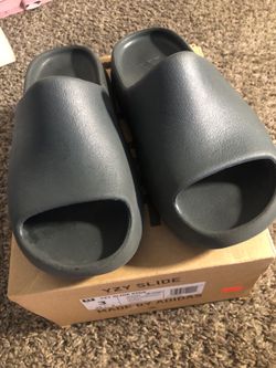 Kids Yeezy slides size 3