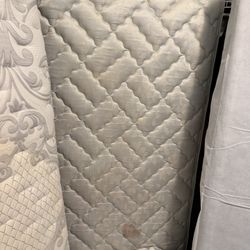 *** FREE *** TWIN BEDS X 2 OR 1 X TWIN BOX SPRING