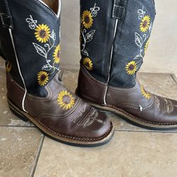 Cowgirl girl boots  size 3