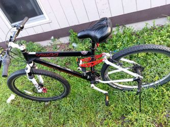 26" Genesis V2100 Men's Mountain Bike featuring a black aluminum frame.