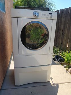 Frigidaire Gallery Series Electric Dryer with Pede