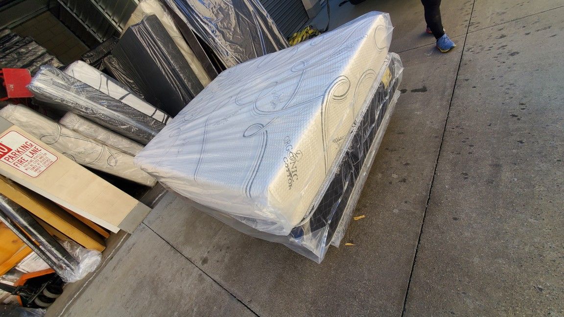 Queen Mattress Memory Foam Brand New 300