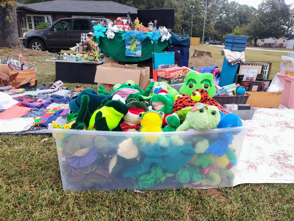 YARD SALE TODAY!! 🤗