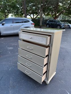 BEDROOM CHEST SOLID WOOD WITH 5 DRAWERS CHAMPAGNE COLOR IN EXCELLENT CONDITION
