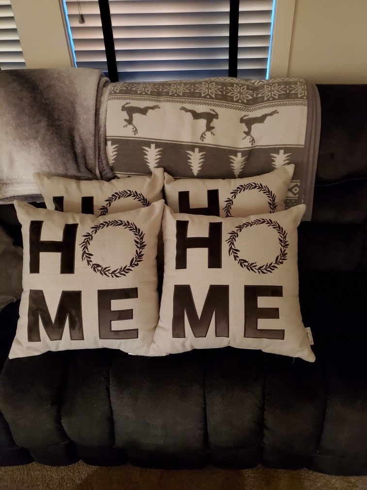New set of 4 high quality throw pillows. Grey HOME letters. 80$ for the set i paid 100$