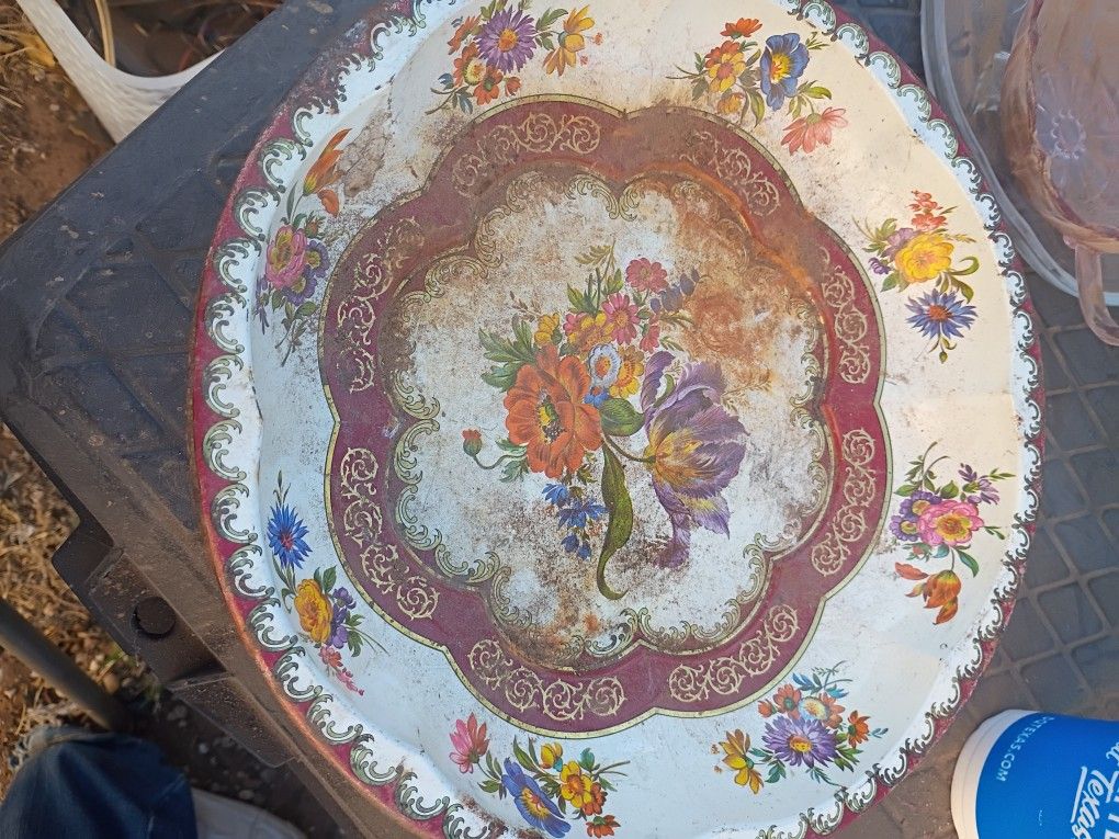 Dasher Floral Tin Serving Tray/It's Rusted