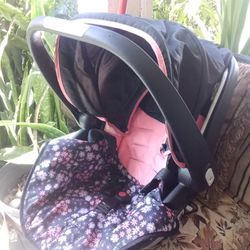 BABY CARRIER AND GREAT CONDITION $15