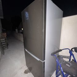 Insignia 18.6 Cu Ft. Bottom Freezer