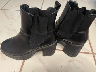 Black heels boots