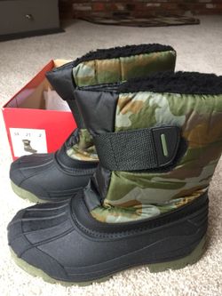 Boys Winter Boots Camo Velcro Size 2