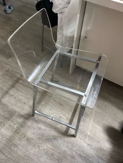 5 plastic chairs