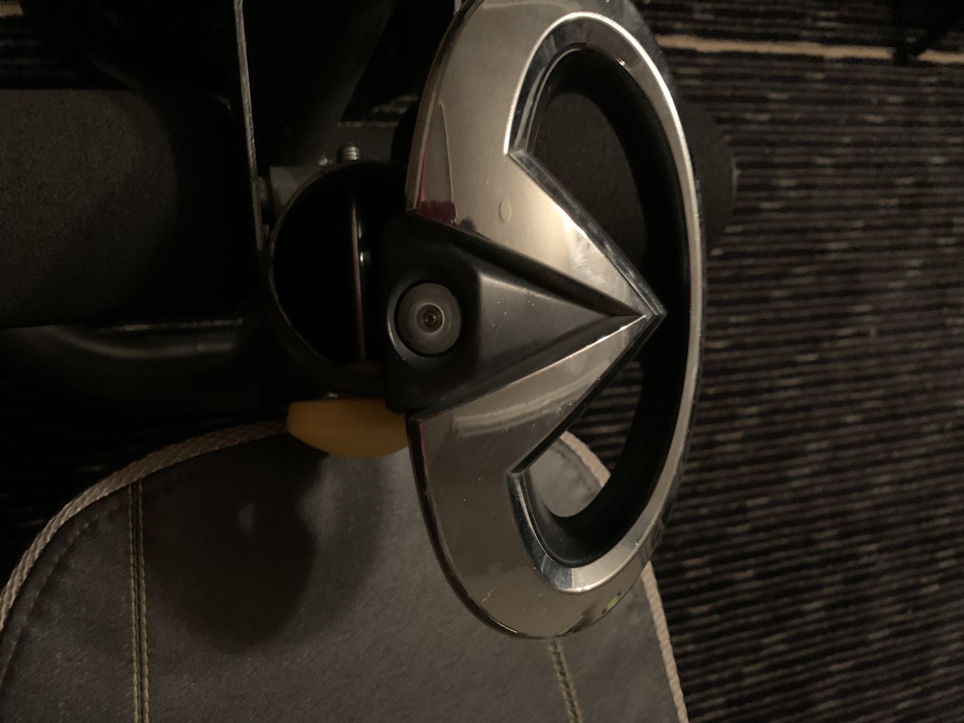 Infiniti QX56 front camera