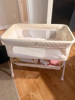 Beige bassinet (like new)
