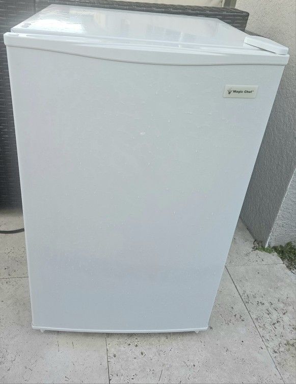 Magic Chef 2.7 CU FT Refrigerator