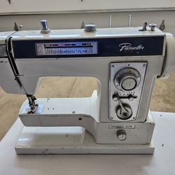 Vintage Sewing Machine (Pacesetter XL703)