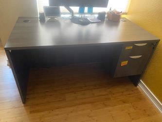 Office Desk with Drawers. Escritorio de Oficina con Cajones