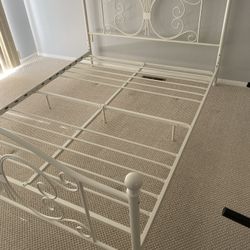 White Metal queen, size bed