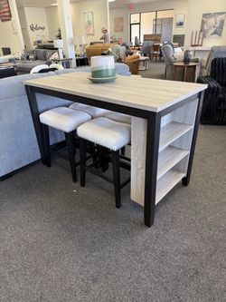 Dining table with 4 stools
