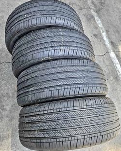 235/45/18 Vendo Un Set De Llantas Marca Michelin Con Un 80% De Vida Las 4