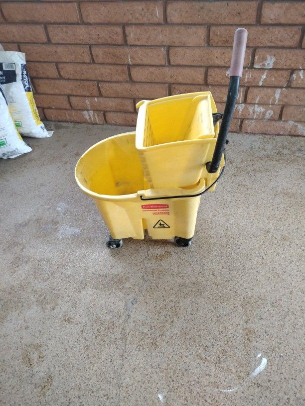 RUBBERMAID MOP BUCKET