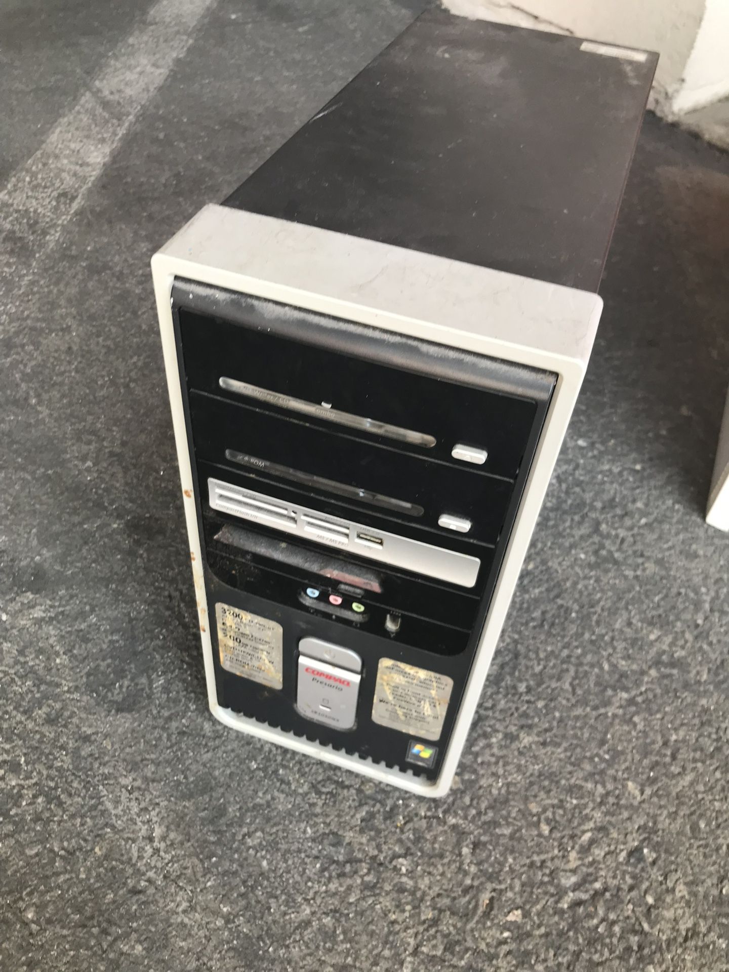 COMPAQ Presario SR1000 PC Tower