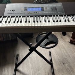 Piano with a lot of features in it
