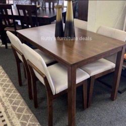 Beautiful‼️oak 5-Pc Dining Table Set  